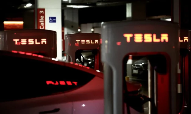 Tesla Se Tambalea: Caen sus Acciones por Débil Demanda y Rechazo a Elon Musk.